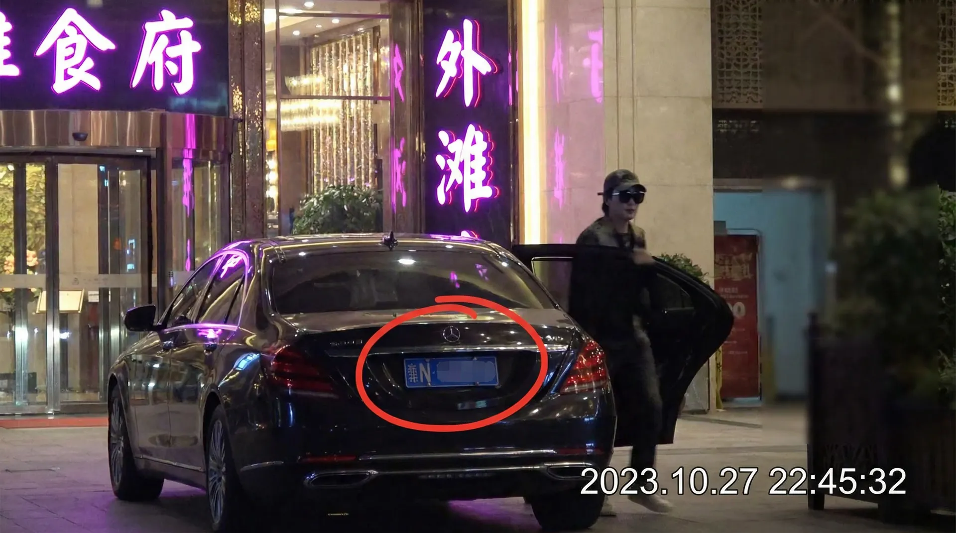 上游棋牌官网 - 豪车餐厅外偷拍